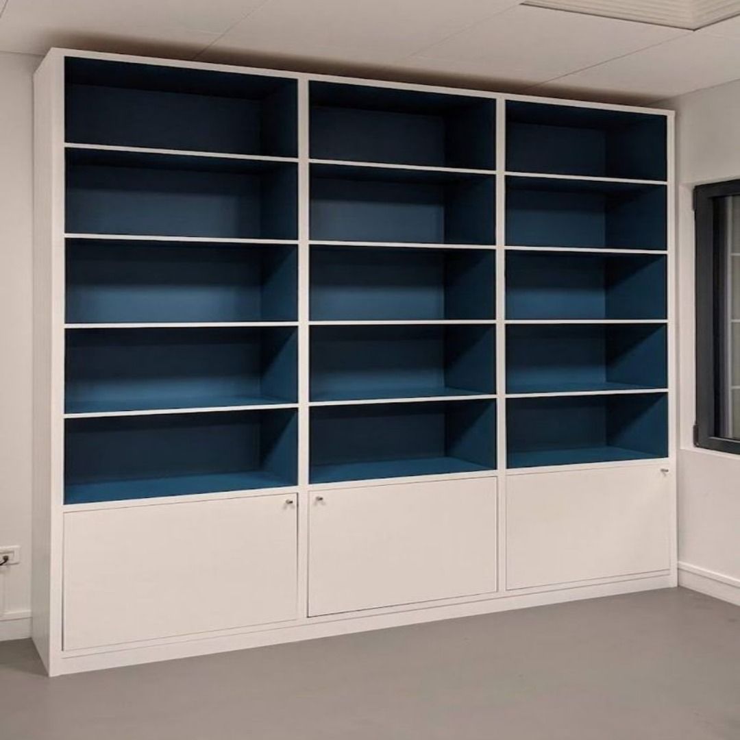 Книжный шкаф